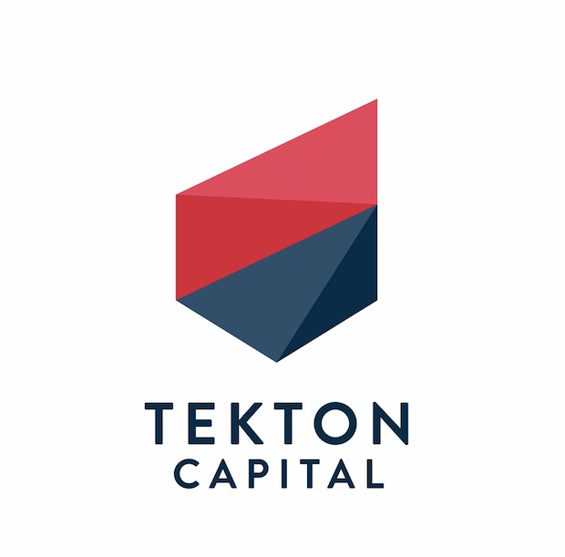 Logo firmy Tekton Capital z geometrycznym symbolem w kolorach czerwonym i granatowym, umieszczone na białym tle.