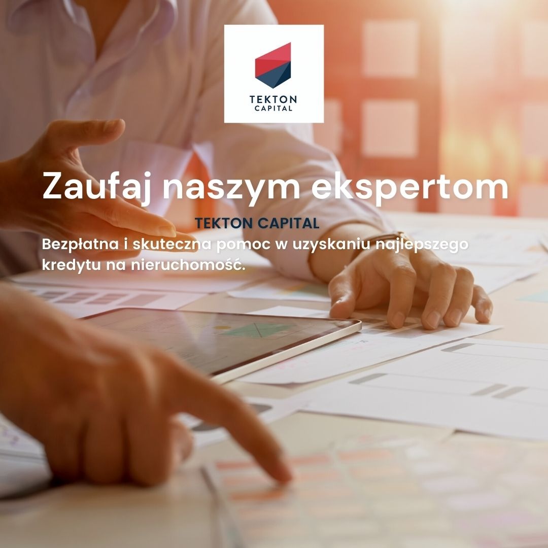 Konsultant finansowy omawia z klientem strategię kredytu hipotecznego, wskazując palcem na wykresy na tablecie, pod logo firmy Tekton Capital.