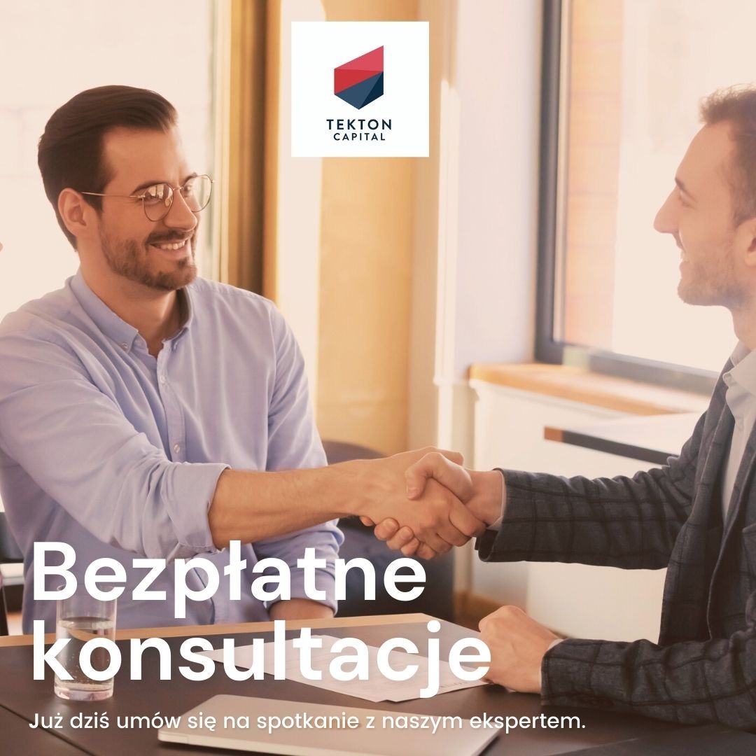 Uśmiechnięci mężczyźni w okularach i marynarce podają sobie ręce na spotkaniu konsultacyjnym, w tle logo firmy Tekton Capital.