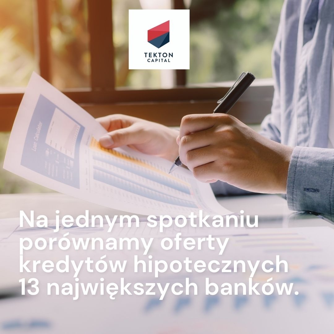 Mężczyzna analizuje wykresy i dane dotyczące kalkulatora pożyczek, używając czarnego długopisu. W tle logo firmy Tecton Capital.