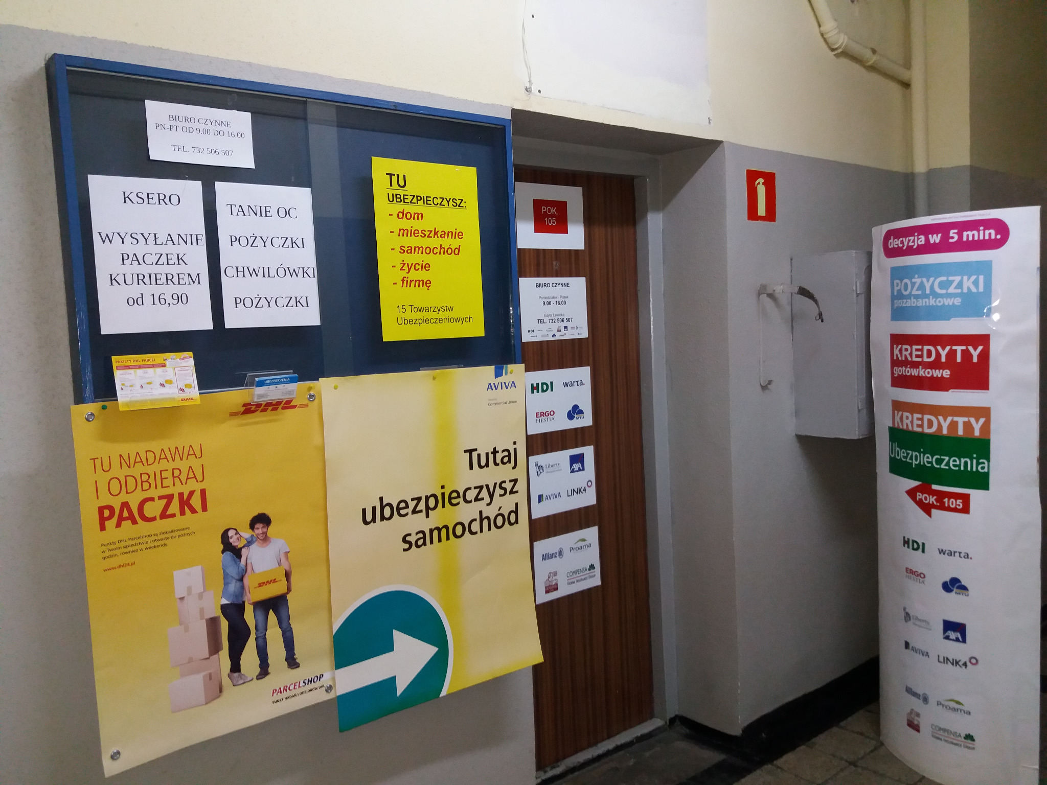 Wnętrze biura z ogłoszeniami o ubezpieczeniach i kredytach, plakat DHL Parcelshop na ścianie, informacja o ubezpieczeniach: domu, mieszkania, samochodu, życia i firmy.