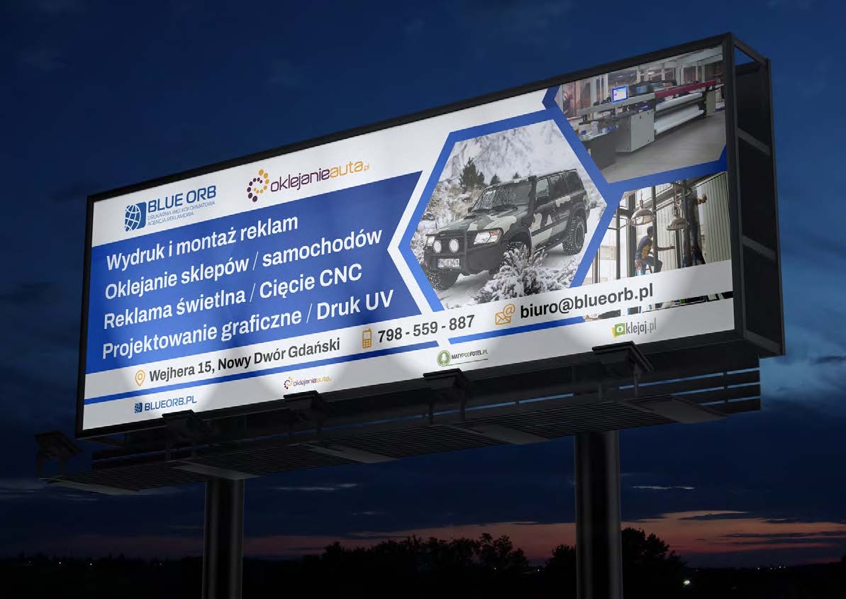 Billboard reklamowy firmy oferującej wydruk reklam, oklejanie samochodów i sklepów, reklamę świetlną, cięcie CNC, projektowanie graficzne i druk UV, z widocznymi zdjęciami oklejonego samochodu...