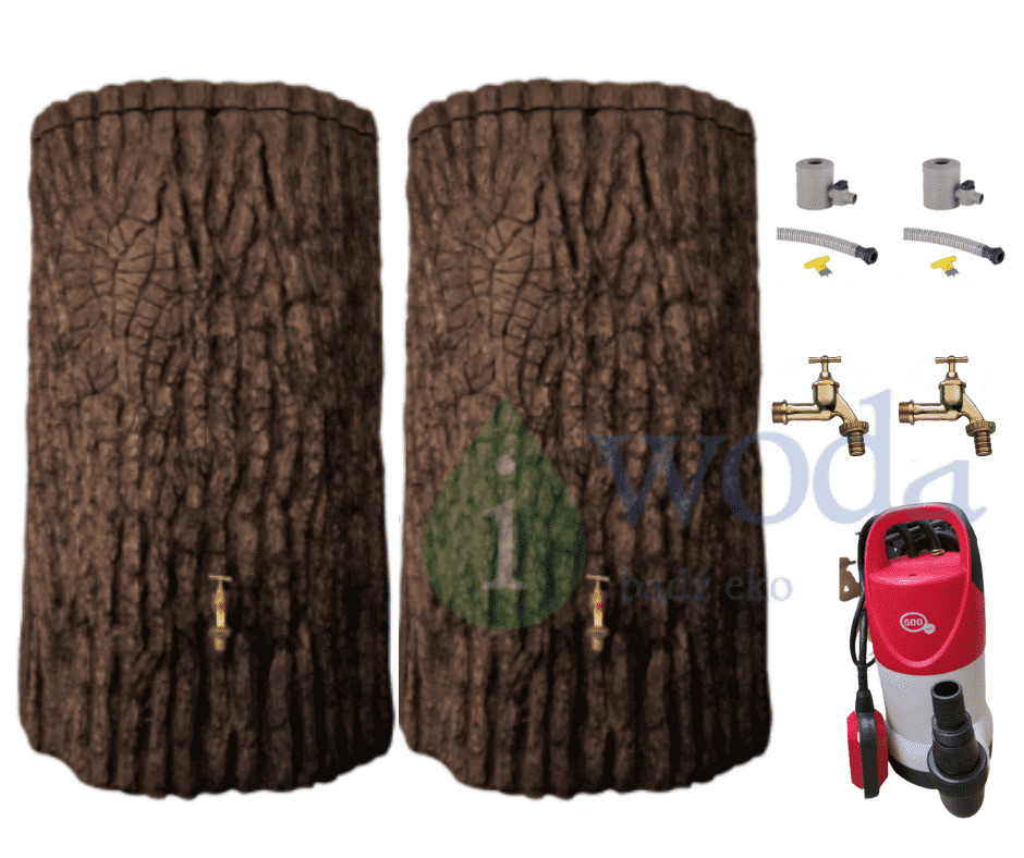 Dwa zbiorniki na wodę deszczową imitujące korę drzewa, z kranikami, akcesoriami montażowymi i pompą zanurzeniową, prezentowane na białym tle.