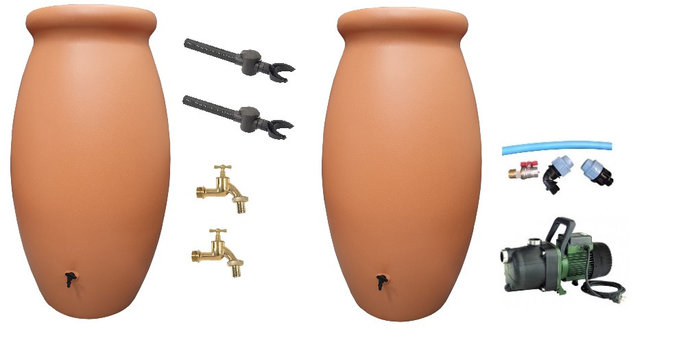 Dwa zbiorniki na deszczówkę w kształcie amfory z terakoty, z kranami, pompą i złączkami na białym tle.