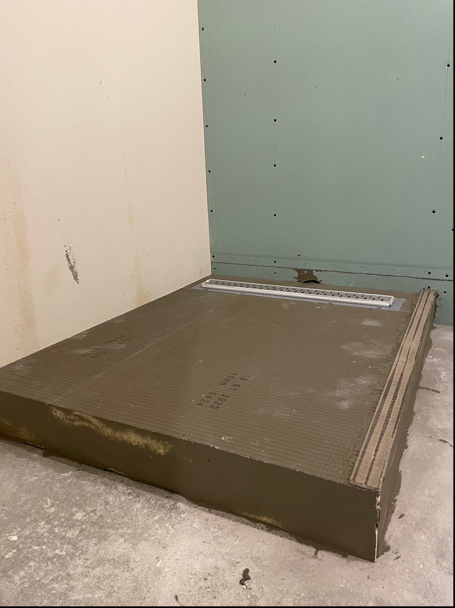 Zabudowa pod brodzik z płytek.