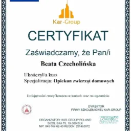 Certyfikat firmy szkoleniowej Kar-Group potwierdzający ukończenie kursu specjalizacji Opiekun zwierząt domowych przez Beatę Czecholińską, wydany 05.10.2021.