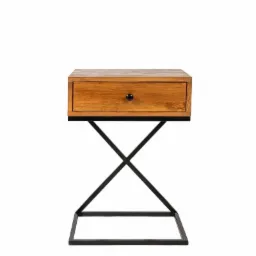 Drewniana szafka nocna z jedną szufladą i czarną, metalową podstawą w kształcie litery X, na białym tle.