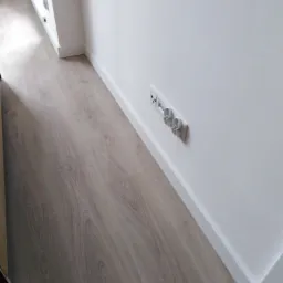 Zajmuje się również montażem listew przypodłogowych