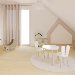 Jasny pok&oacute;j dziecięcy na poddaszu z tapetą w leśne zwierzęta, białym stolikiem i krzesełkami w kształcie kr&oacute;lik&oacute;w oraz drewnianą komodą pod oknem dachowym.