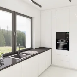 Minimalistyczna kuchnia z białymi, błyszczącymi szafkami, czarnym blatem i widokiem na góry za oknem. Nowoczesny zlew ze stalową baterią. Wbudowany piekarnik i mikrofalówka marki Bosch.