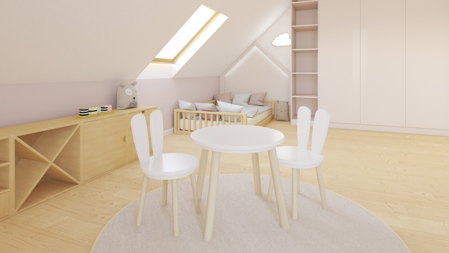 Jasny pokój dziecięcy na poddaszu z drewnianą podłogą, białymi meblami, okrągłym stolikiem z krzesłami w kształcie króliczych uszu i łóżkiem z pastelową pościelą w tle.