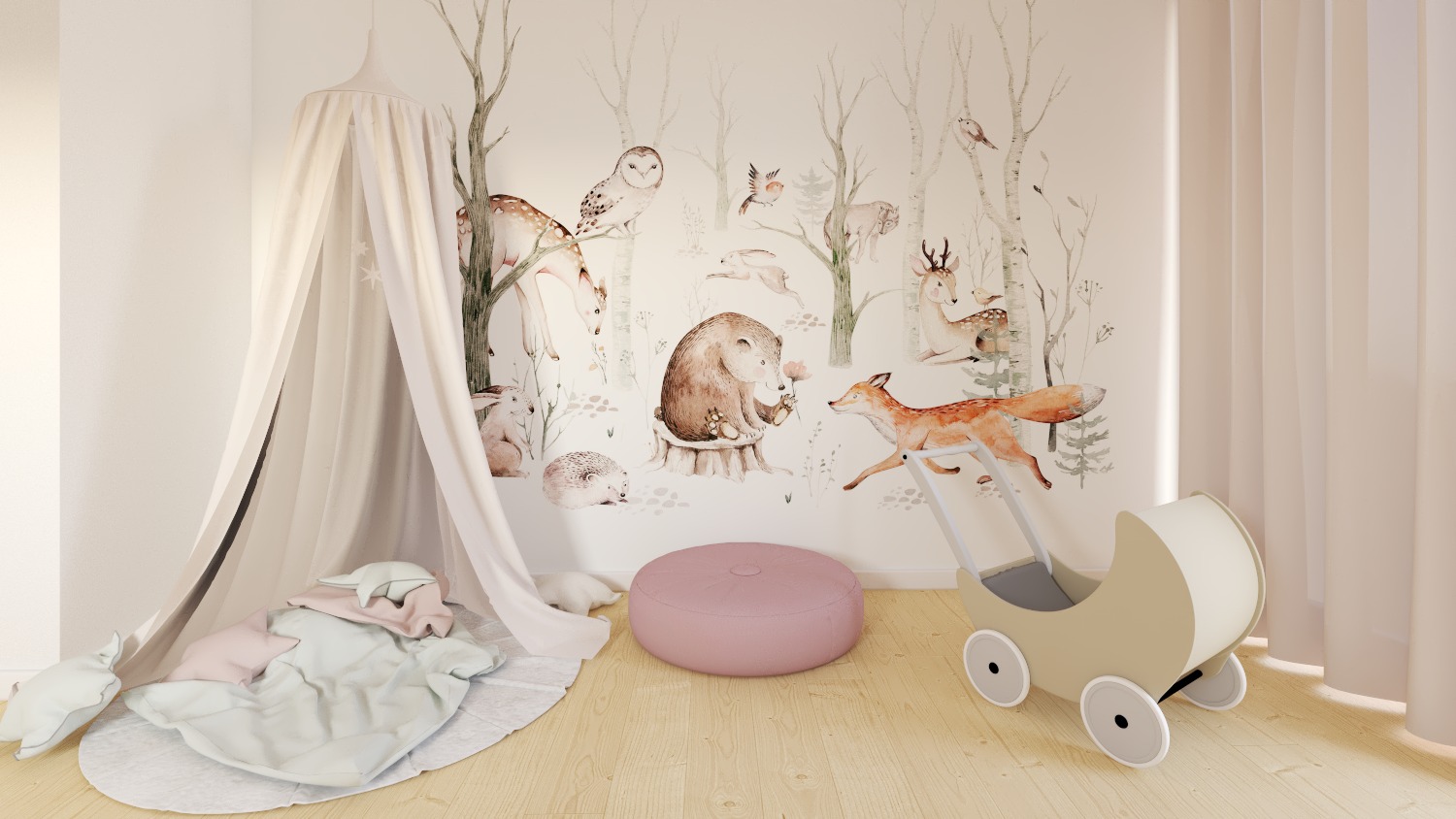 Pokój dziecięcy z motywem leśnych zwierząt na tapecie, baldachimem nad podłogą wyłożoną poduszkami i drewnianym wózkiem dla lalek.