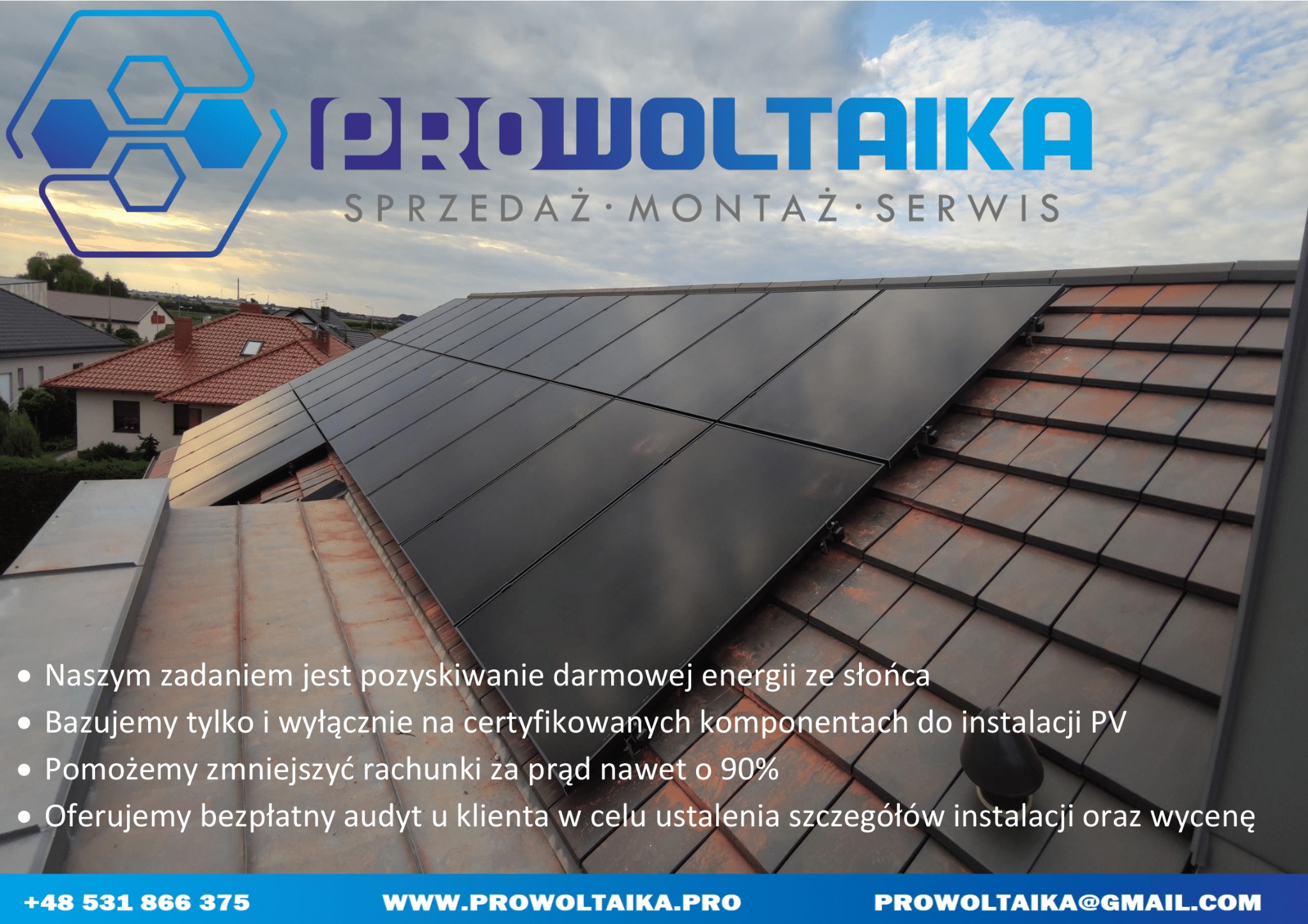 Panele słoneczne na dachu z dachówką ceramiczną, widok z góry, logo firmy PROWOLTAIKA w tle z informacjami kontaktowymi i hasłami reklamowymi.