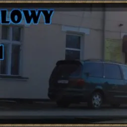 Budynek usługowo-handlowy z napisem Zakład Usługowo-Handlowy, adres i numery telefonów, zaparkowany ciemny minivan, plakaty na ścianie, drzewa w tle.