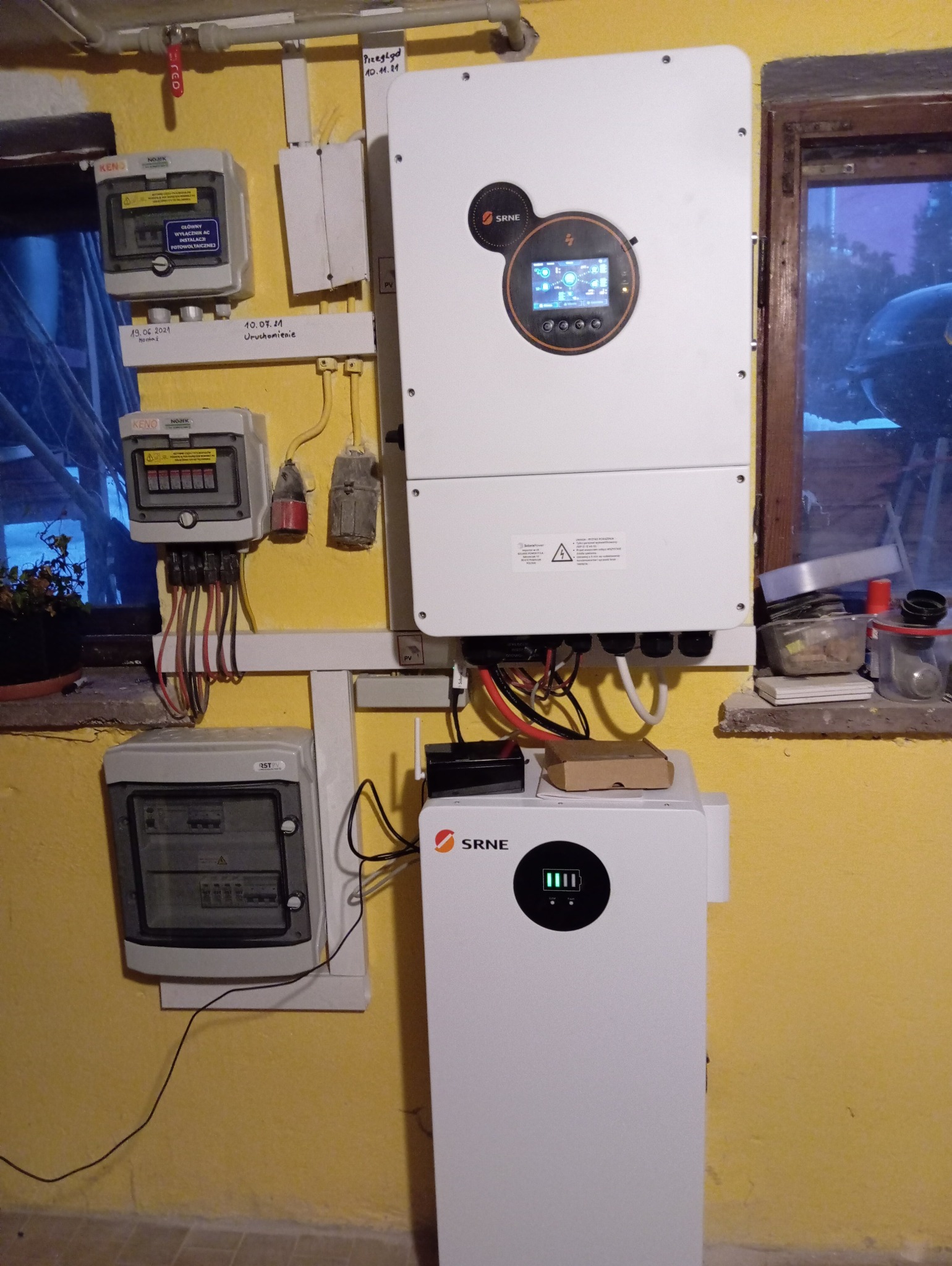 Falownik hybrydowy z magazynem energii