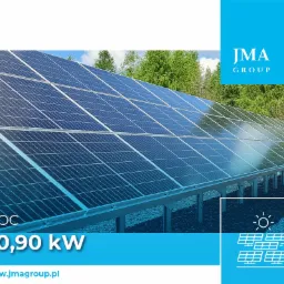 Instalacja paneli słonecznych o mocy 20,90 kW na konstrukcji wsporczej, widok z boku na tle zieleni, z elementami graficznymi i logo firmy.