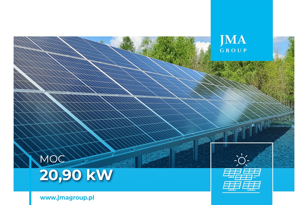 Instalacja paneli słonecznych o mocy 20,90 kW na konstrukcji wsporczej, widok z boku na tle zieleni, z elementami graficznymi i logo firmy.