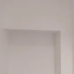 Wnęka w ścianie, widoczna tuba z silikonem sanitarnym w lewym dolnym rogu, gniazdko elektryczne na dole po prawej.