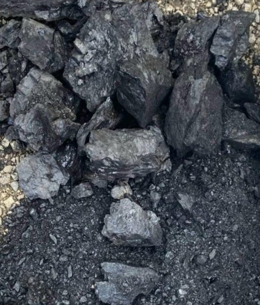 Góra antracytu różnej wielkości, od dużych brył po drobny miał, o błyszczącej, czarnej powierzchni, widoczna faktura i drobne pęknięcia.