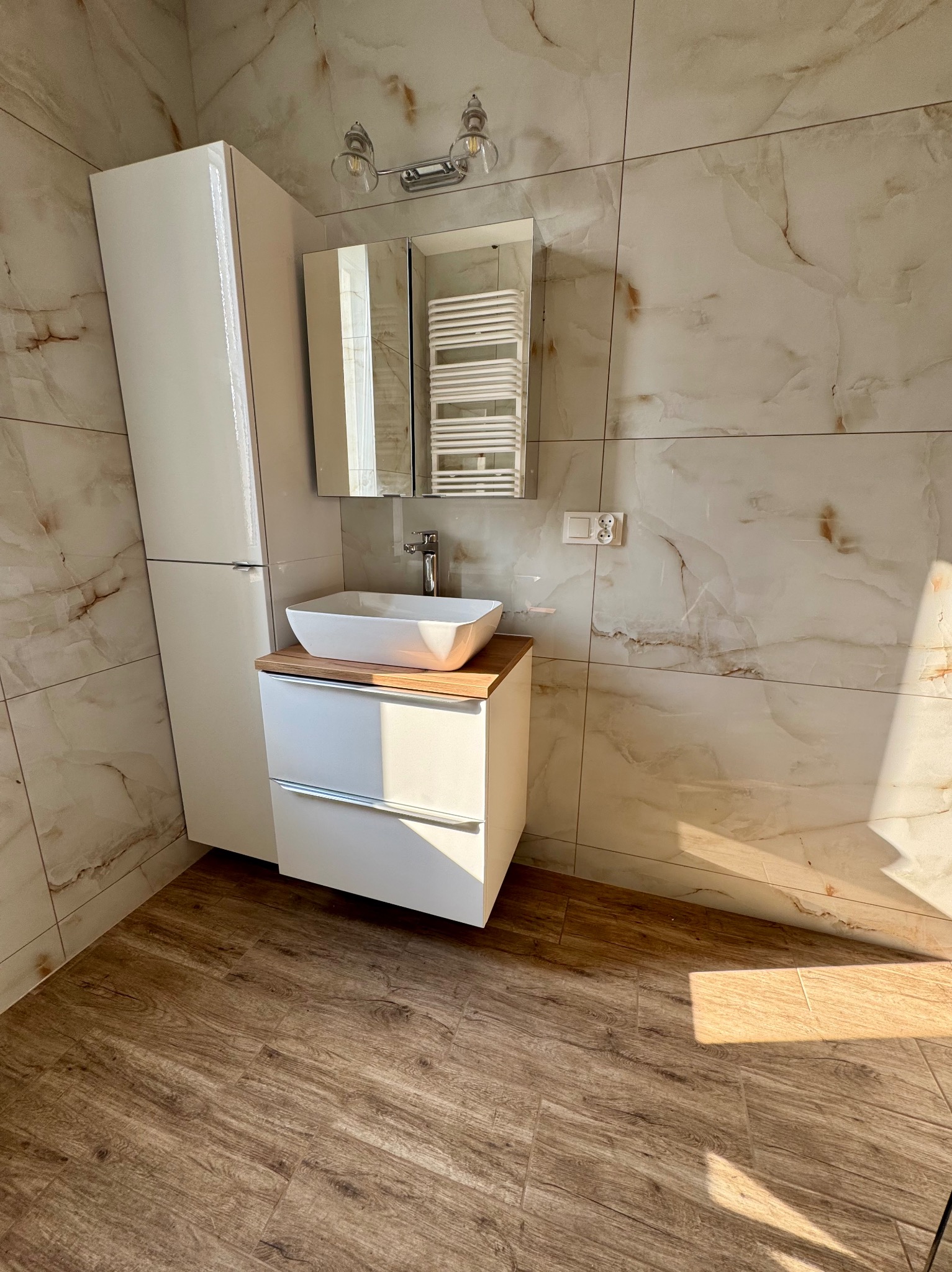 Umywalka nablatowa z lustrem i kinkietem – praktyczne wykończenie wnętrza