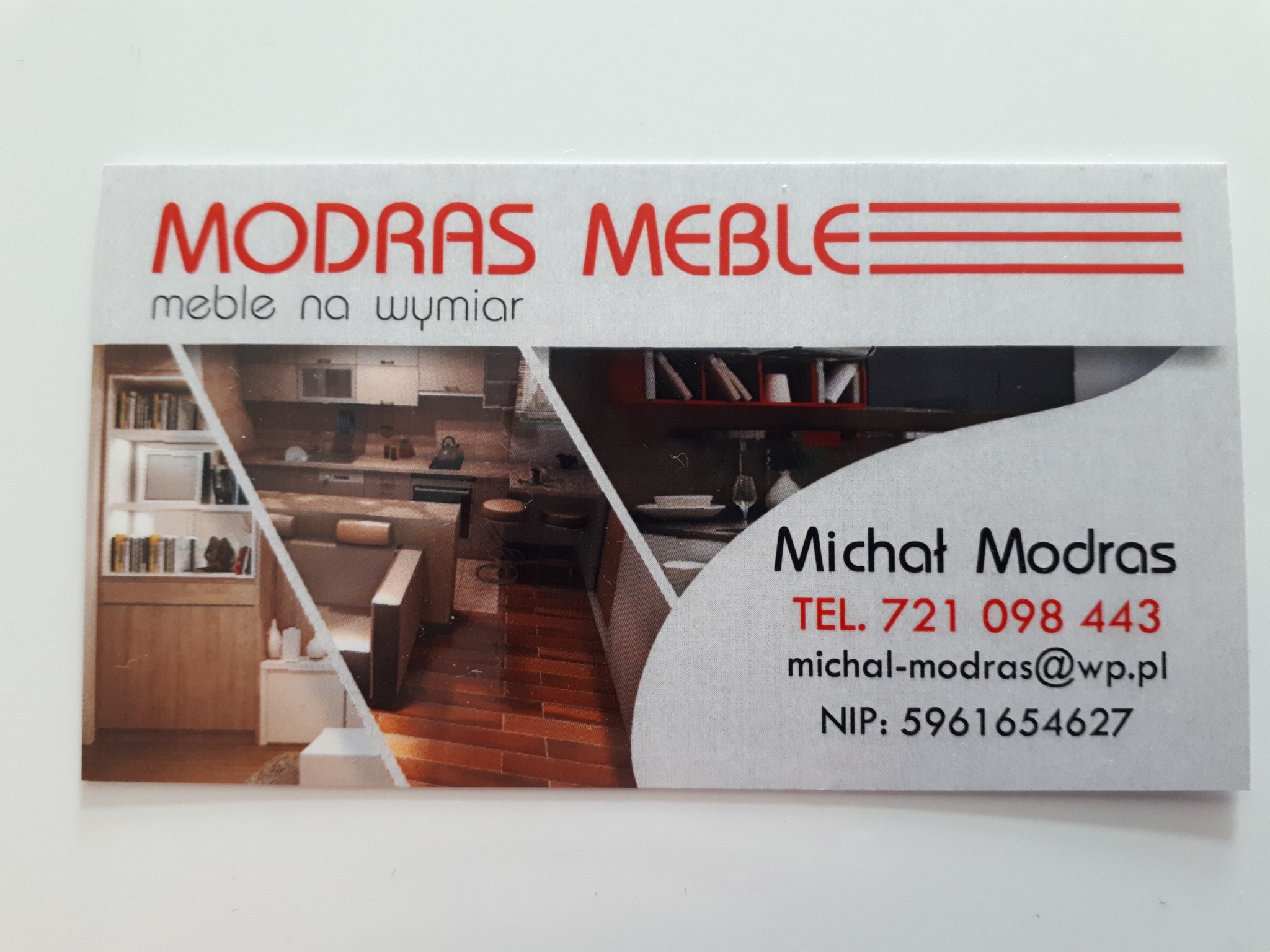 Wizytówka firmy meblarskiej Modras Meble prezentująca aranżacje wnętrz: kuchni i salonu z zabudową meblową.