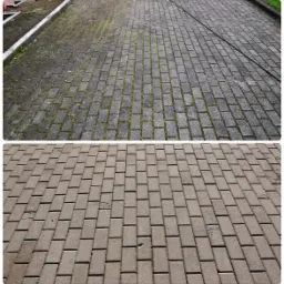 Porównanie kostki brukowej przed i po czyszczeniu: górna część pokryta mchem i zabrudzeniami, dolna część czysta, ukazująca naturalny kolor kamienia.