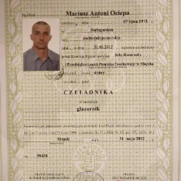 Skan świadectwa czeladniczego z fotografią Mariusza Antoniego Ociepy, potwierdzającego kwalifikacje zawodowe w zawodzie glazurnika, wydane w Słupsku, dnia 31 maja 2012 roku.