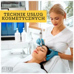Kobieta poddawana zabiegowi hydrafacial przez kosmetologa w białym uniformie i niebieskich rękawiczkach, na pierwszym planie logo centrum szkoleniowego.