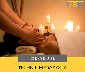 Masaż szyi i dekoltu wykonywany przez masażystę z widocznymi dłońmi masującymi skórę, w tle zapalone świece i logo firmy.