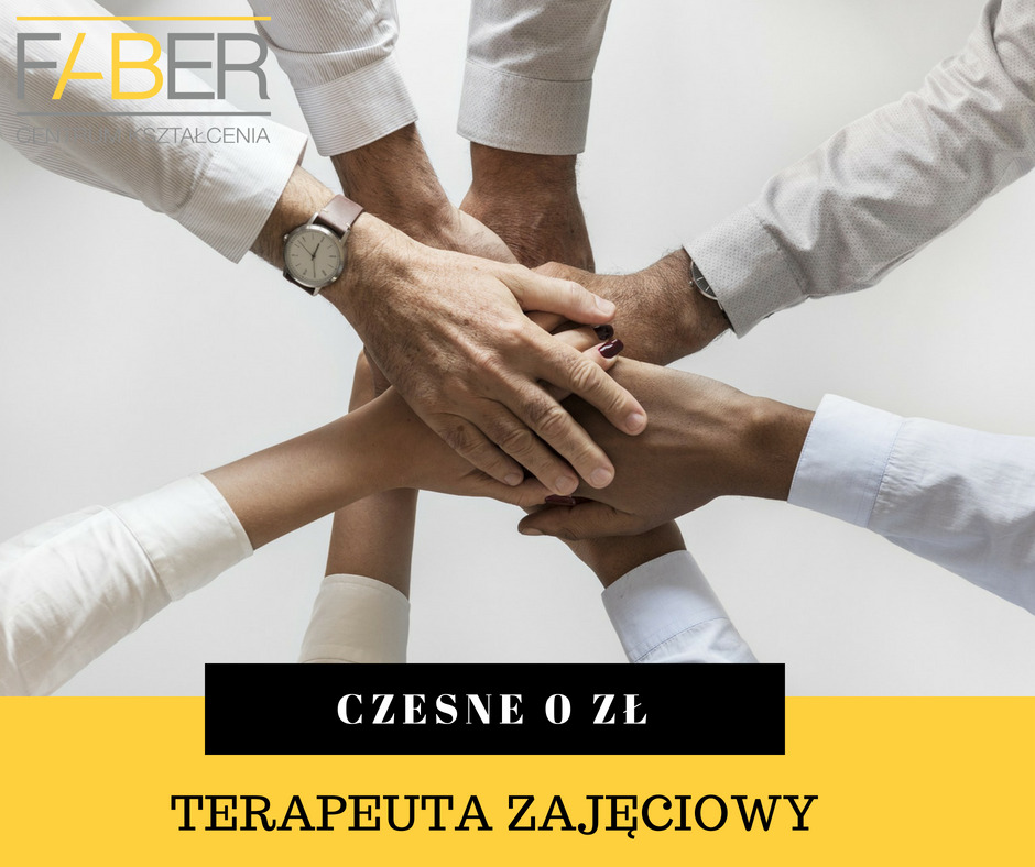 Zespół rąk w geście wsparcia, z widocznym zegarkiem na jednym nadgarstku, na jasnym tle z informacją o czesnym 0 zł na kurs terapeuty zajęciowego.