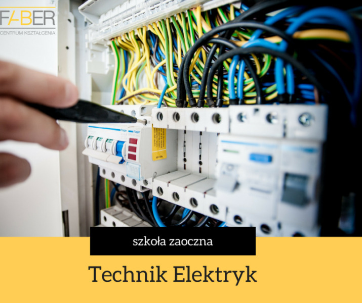 Elektryk mierzy napięcie w skrzynce rozdzielczej, widoczne bezpieczniki i okablowanie w kolorach: żółty, zielony, niebieski i czarny. Górny lewy róg zajmuje logo Faber Centrum Kształcenia.