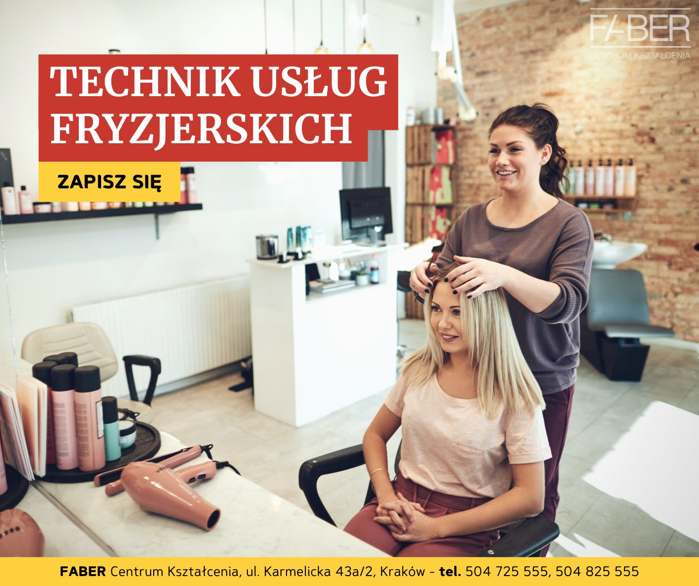 Instruktorka fryzjerstwa układa włosy uśmiechniętej kursantce w salonie, w tle widoczny napis 'Technik usług fryzjerskich'