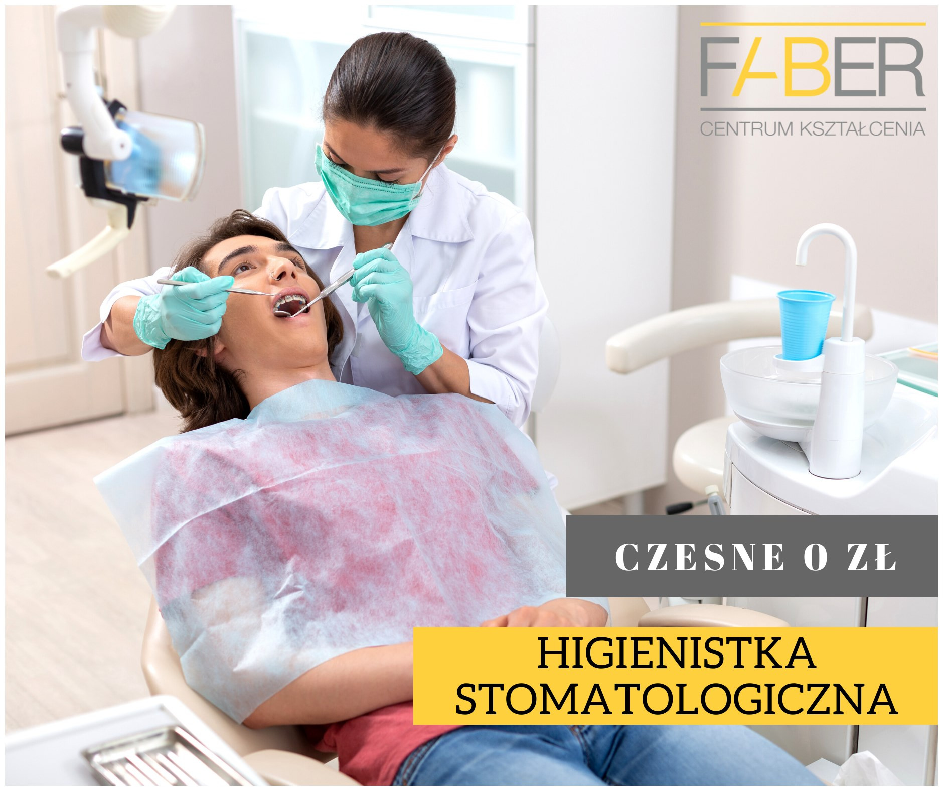 Hygienistka stomatologiczna w trakcie zabiegu higienizacji jamy ustnej pacjenta z aparatem ortodontycznym, widoczne logo centrum kształcenia.