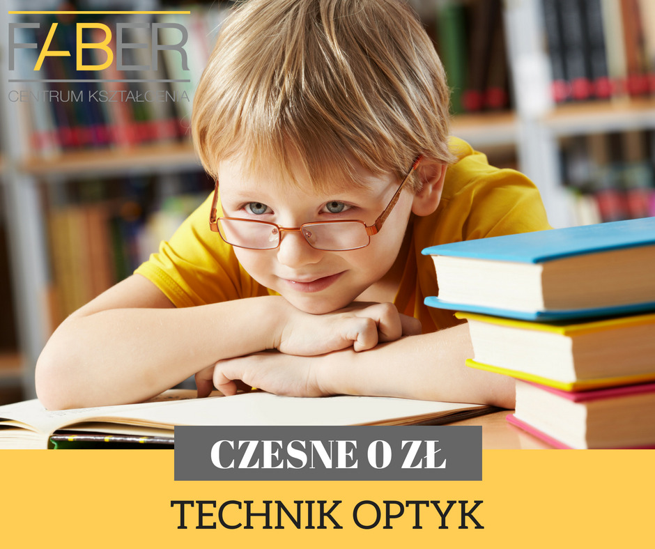 Uśmiechnięty chłopiec w okularach opiera się na otwartej książce, obok stos książek z kolorowymi okładkami, w tle regał z książkami.