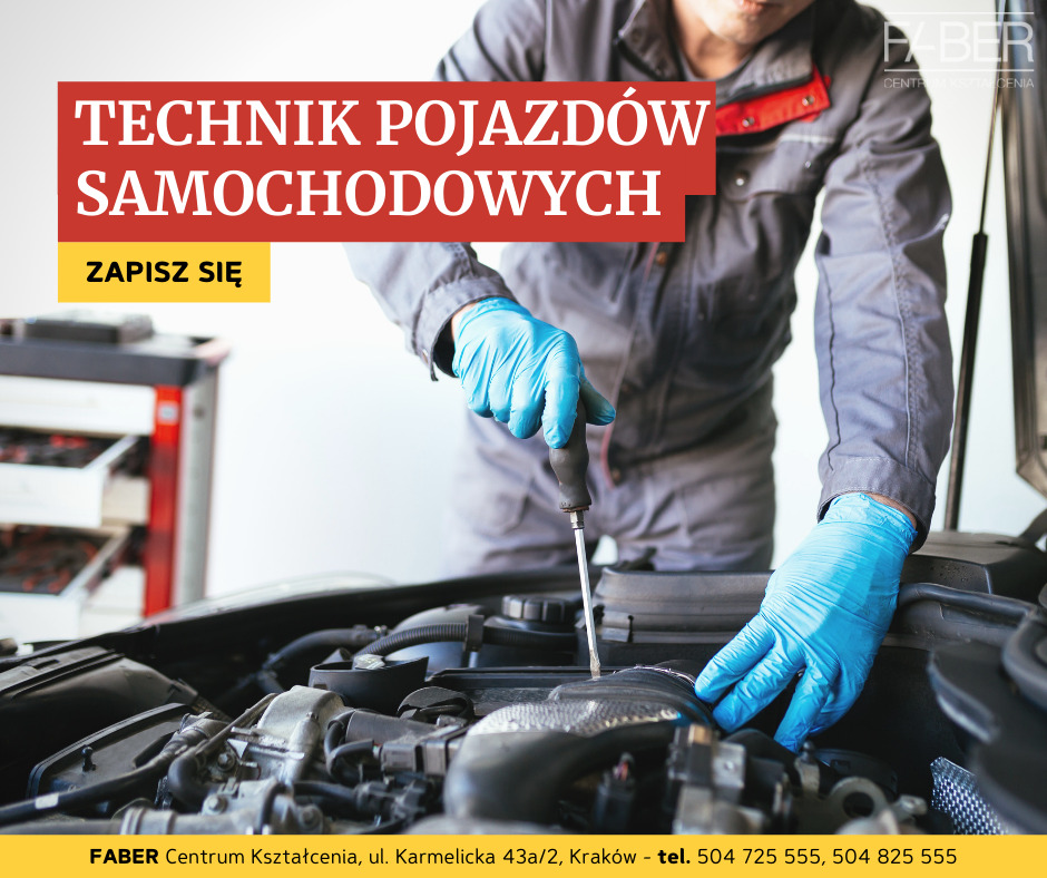 Mężczyzna w niebieskich rękawicach, w kombinezonie, naprawia silnik samochodowy, w tle narzędzia i reklama kursu technika pojazdów samochodowych.