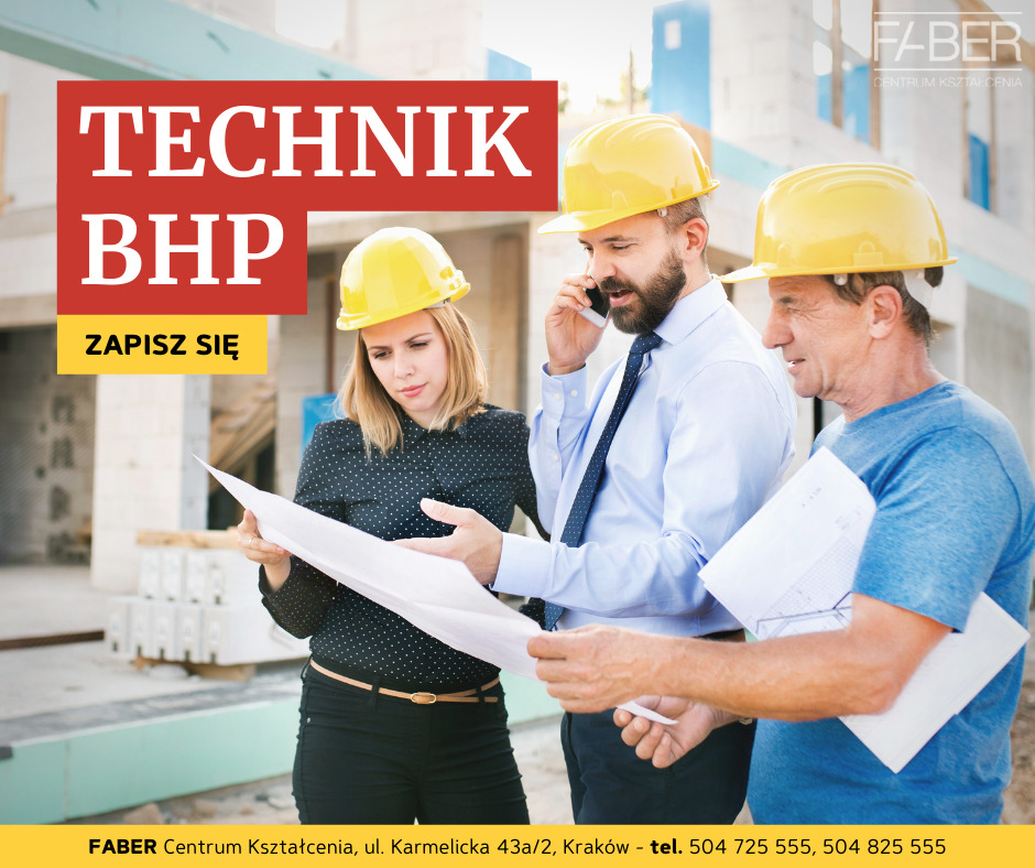 Trzy osoby w żółtych kaskach analizują plan budowy, mężczyzna w środku rozmawia przez telefon, w tle budynek w trakcie budowy, reklama kursu Technik BHP.