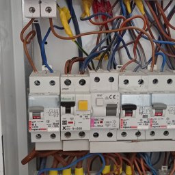 Ivan Demidov - Rozdzielnica elektryczna z bezpiecznikami różnych typów (Legrand, Moeller, Etitec) i okablowaniem, widok z bliska, Warszawa.