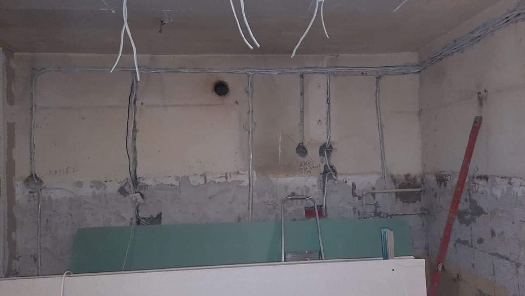 Remont pokoju w trakcie: widoczne kable elektryczne na ścianach, częściowo położona płyta karton gips, przygotowanie do dalszych prac wykończeniowych.