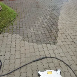 Na zdjęciu przedstawiony jest efekt mycia 20letniej kostki brukowej.