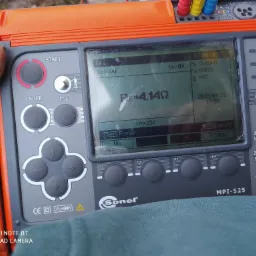 Pomiar rezystancji uziemienia miernikiem Sonel MPI-525, widoczny ekran z wynikiem 4,14Ω, data pomiaru 20.04.2021.