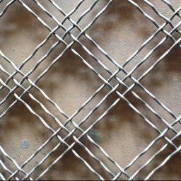 Wytwórnia i Wyroby z Drutu Łukasz Kraska - Metalowa siatka zgrzewana o romboidalnych oczkach na tle szarej ściany, zbliżenie na strukturę materiału.