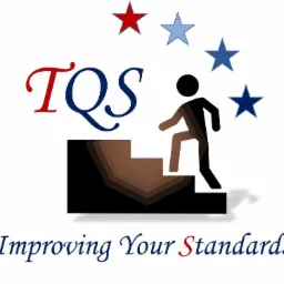 Grafika przedstawiająca logo firmy TQS z motywem wspinania się po schodach, symbolizującym podnoszenie standardów. Nad schodami i sylwetką wspinającej się osoby umieszczone są gwiazdy w odcieniach...