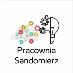 Logo firmy Pracownia Sandomierz przedstawiające żarówkę połączoną z zębatkami w kolorach szarym, czerwonym, zielonym i żółtym.