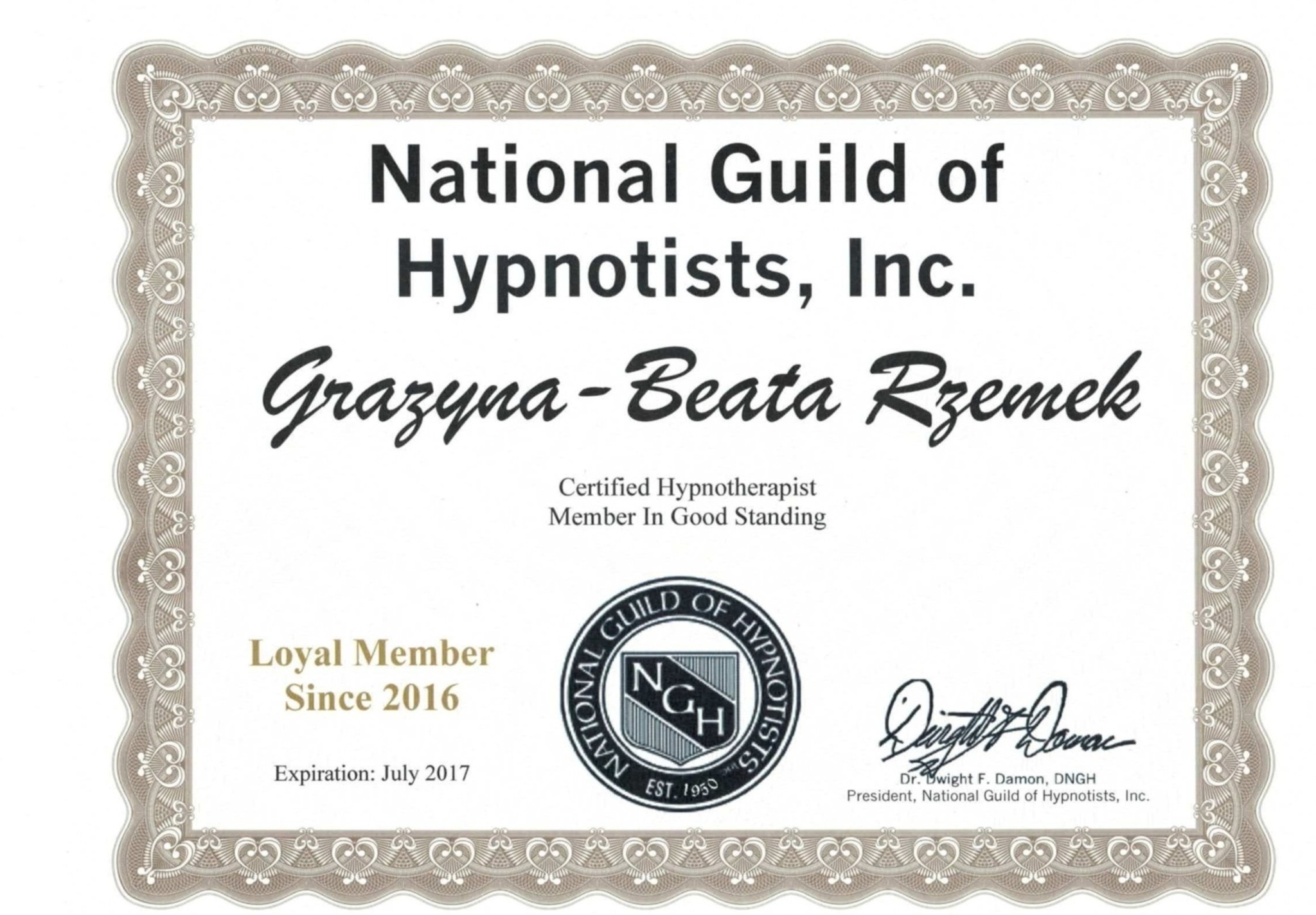 Certyfikat członkostwa w National Guild of Hypnotists, Inc. dla Grazyny-Beaty Rzemek, potwierdzający status certyfikowanego hipnoterapeuty, z datą ważności lipiec 2017.