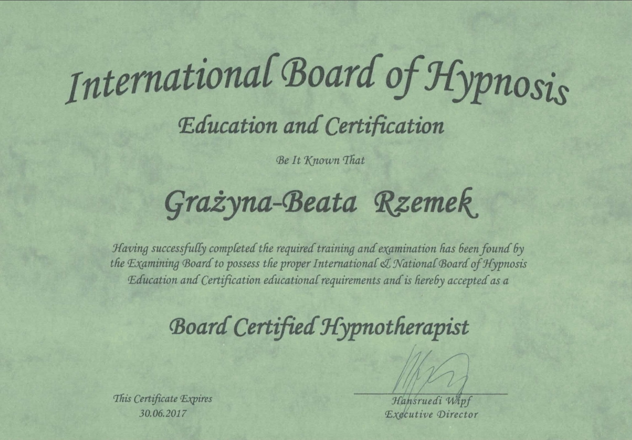 Certyfikat ukończenia kursu i uzyskania kwalifikacji terapeutycznych, wystawiony przez International Board of Hypnosis dla Grażyny-Beaty Rzemek, potwierdzający uprawnienia do wykonywania zawodu.