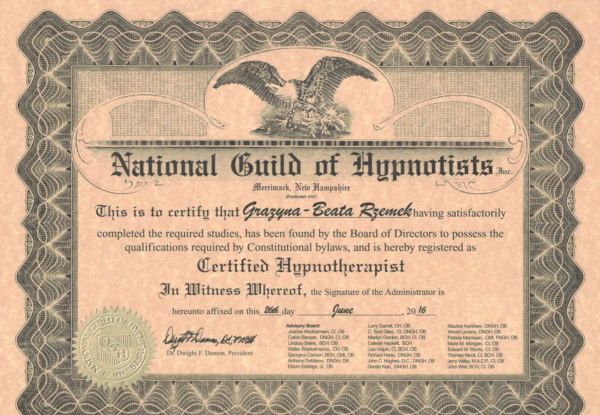 Certyfikat ukończenia kursu hipnoterapii wydany przez National Guild of Hypnotists dla Grazyny-Beaty Rzemek, z pieczęcią organizacji i podpisem prezydenta, Dr. Dwighta F. Damona, datowany na 26...