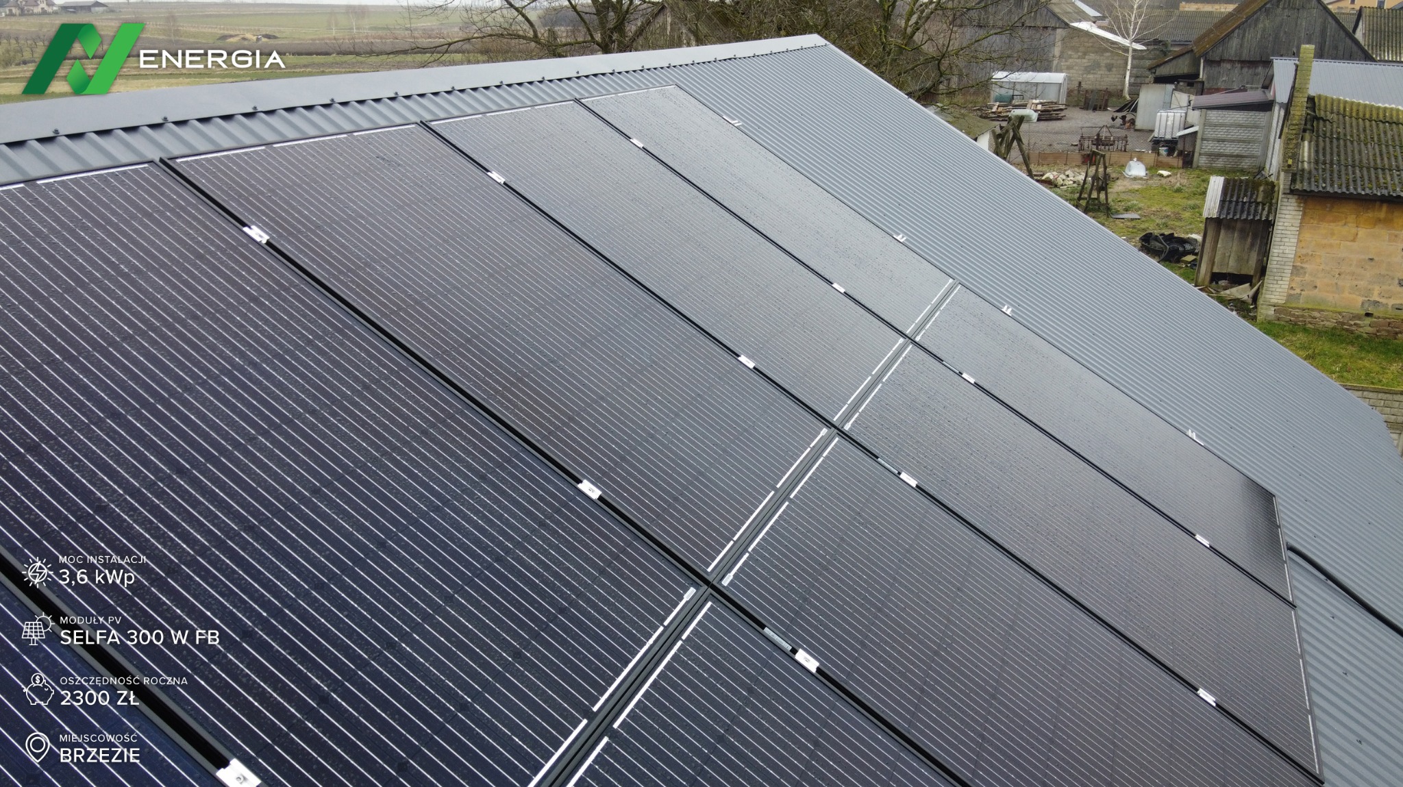 Panele fotowoltaiczne SELFA 300 W FB o mocy 3,6 kWp zainstalowane na szarym, blaszanym dachu budynku gospodarczego w Brzeziu, z szacowaną oszczędnością roczną 2300 zł.