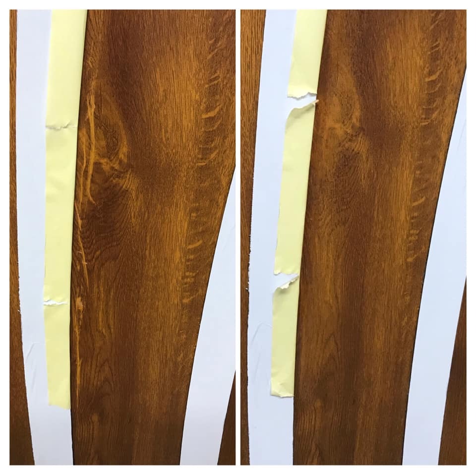 Fragment drewnianej powierzchni z przyklejonymi i częściowo oderwanymi paskami taśmy malarskiej, ukazujący etap przygotowania do tapicerowania lub renowacji mebla.