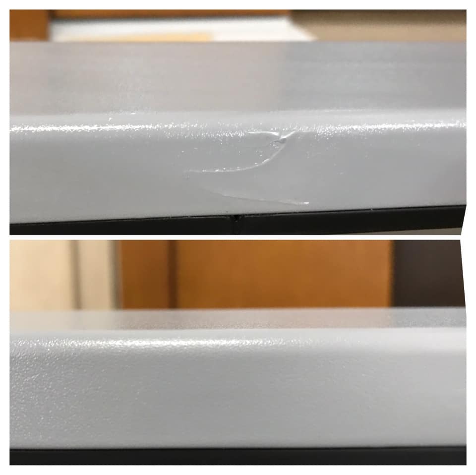 Dwa ujęcia fragmentu mebla z widocznym uszkodzeniem powierzchni (odprysk farby) na górnym zdjęciu i stan po naprawie na dolnym zdjęciu.