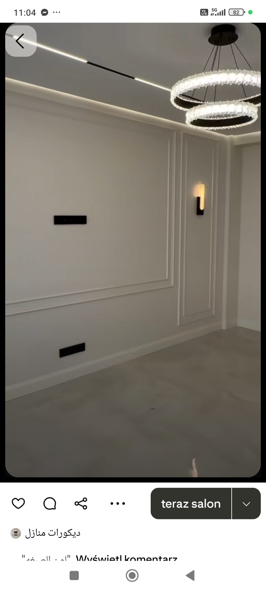 Eleganckie wykończenie wnętrza: białe ściany z dekoracyjnymi listwami, nowoczesne oświetlenie sufitowe i ścienne, minimalistyczne gniazdka. Subtelny design.